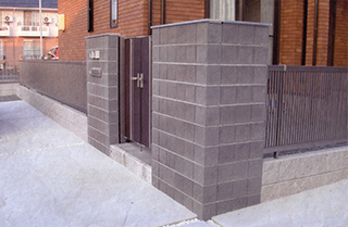 玄関・フェンス・駐車場