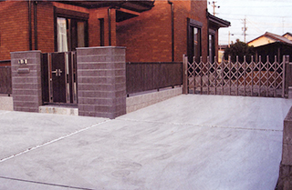 玄関・フェンス・駐車場