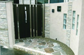 自然石の良さを感じるナチュラルな外構