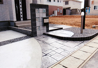 スタンプコンクリートを使用したモノトーン調のデザイン｜津市