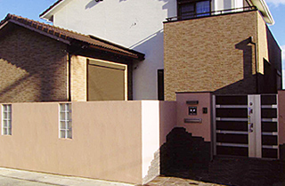 ガラスブロックとレンガの質感がアクセントな門まわり|津市 ガラスブロックとレンガの質感がアクセントな門まわり|津市