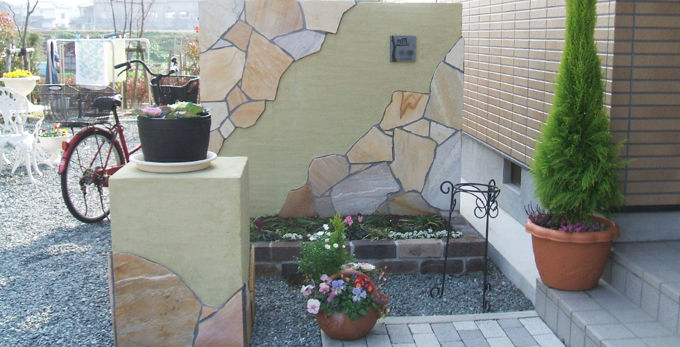 乱形石を張った洋風門柱と花台｜大分県日田市