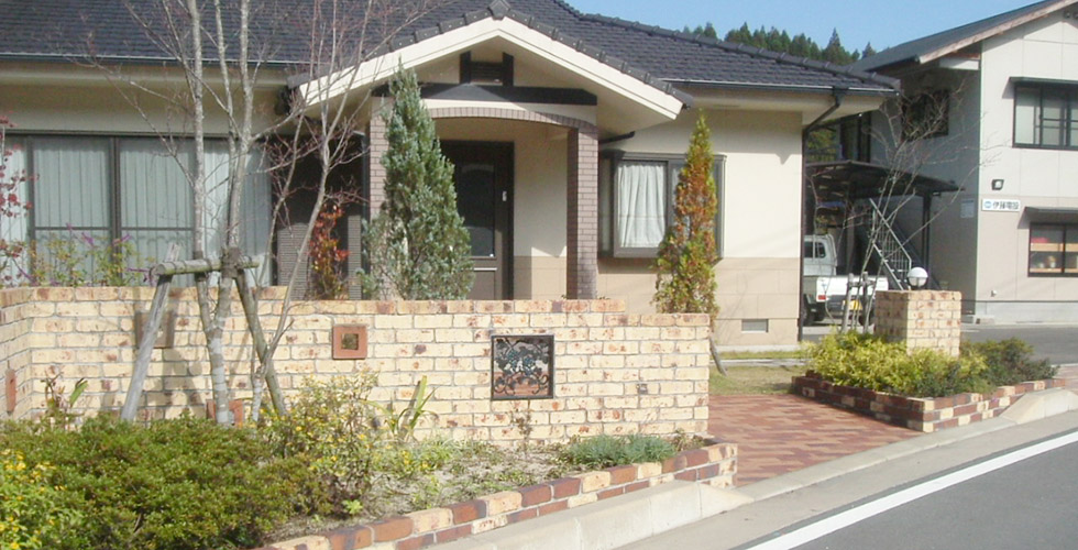 プロバンス風のレンガ積みの門袖と門柱｜大分県日田市
