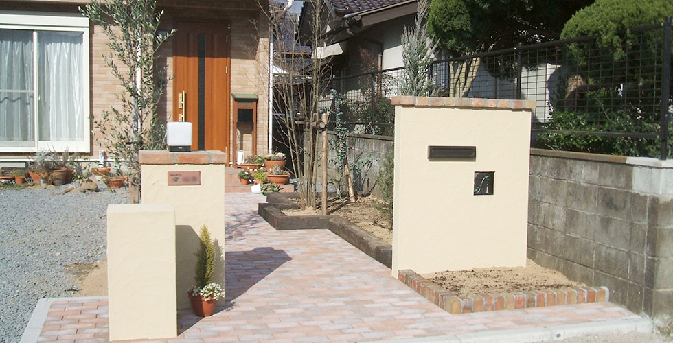 レンガの門柱とアプローチ｜大分県日田市