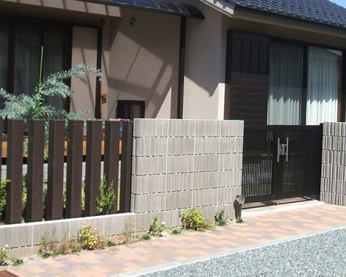 化粧ブロックとアルミ角柱を使った塀｜大分県日田市